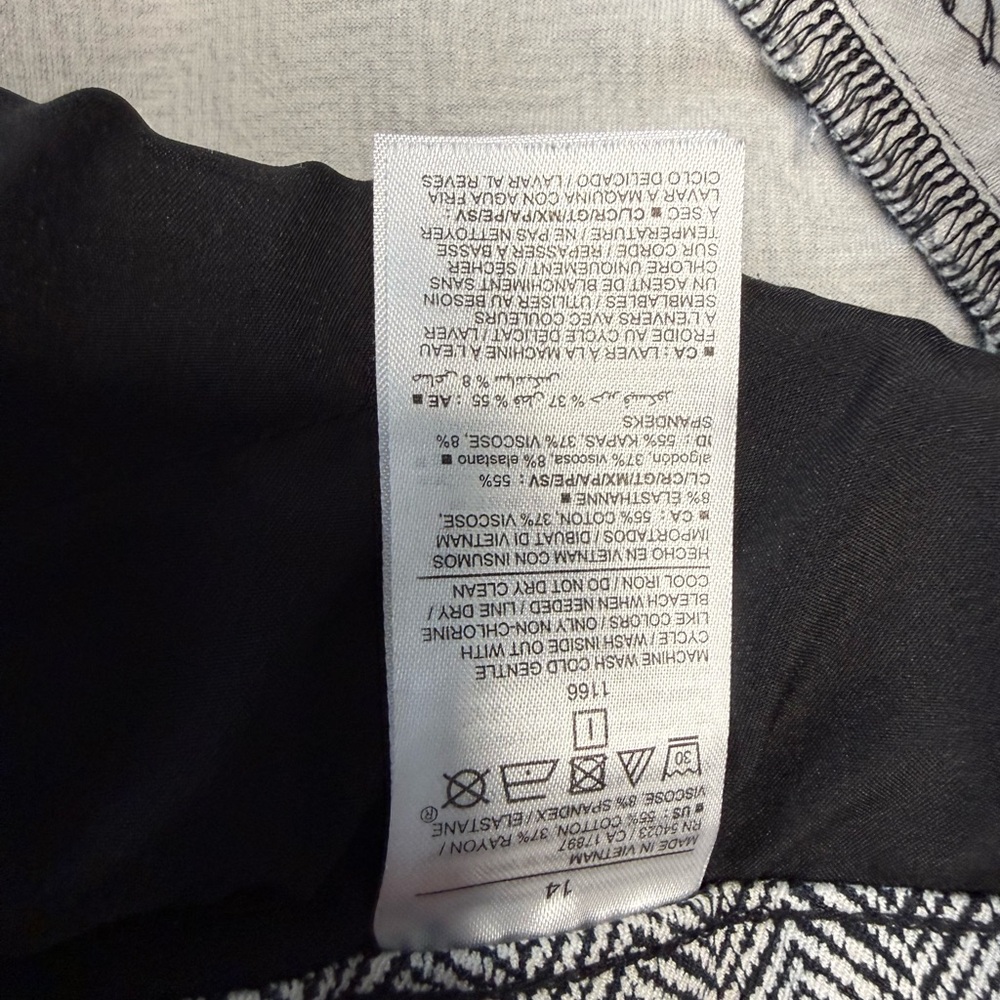 Old Navy Pixie Pants - Picture 4 of 6